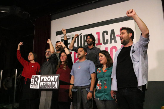 Candidates raise their fists in solidarity at main Front Republicà campaign event